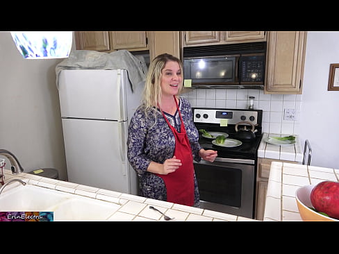 ❤️ Madrastra ordeñándole en la cocina antes de su cita ️❌ Video de porno en es.dickies-shop.ru ❌️