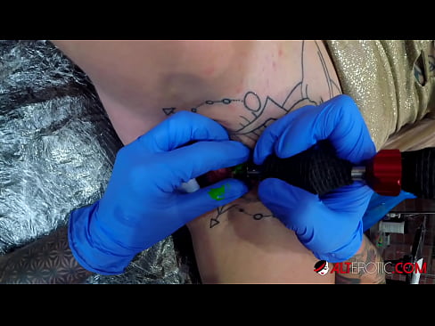❤️ Extremadamente tatuado hottie Sully Savage consiguió un tatuaje en su clítoris ️❌ Video de porno en es.dickies-shop.ru ❌️